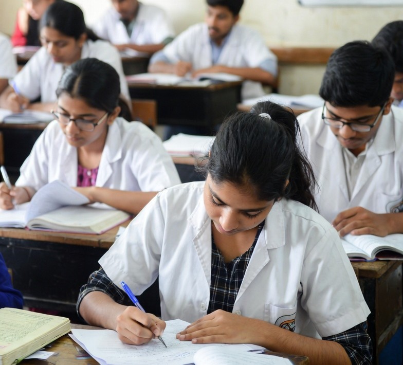 एग्जाम के बाद स्टूडेंट्स को थिसिस समेत अन्य काम के लिए ट्रोपिकल डिपार्टमेंट के बजाय जनरल मेडिसिन के प्रोफेसर गाइड के तौर पर नियुक्त कर दिया। फोटो सोर्स: एआई जेनरेटेड।