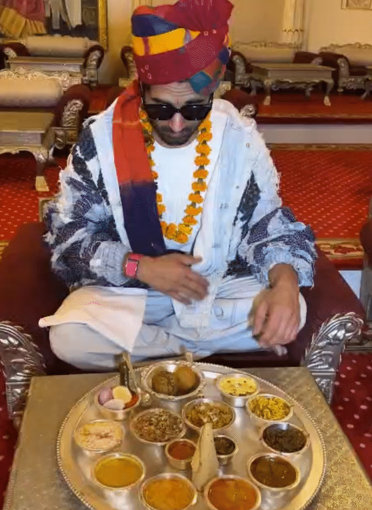 पुलकित ने खाना शुरू करने से पहले भगवान को याद किया।