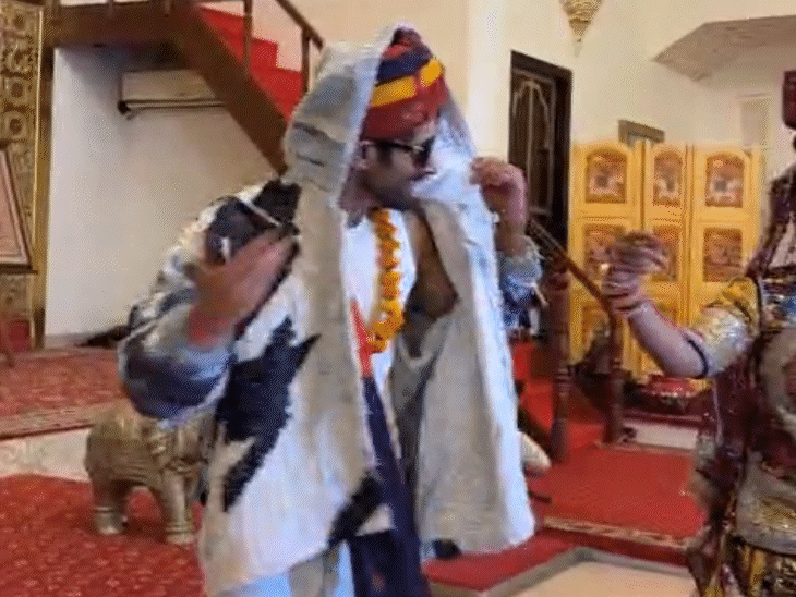 पुलकित ने अपने जैकेट को सिर पर ओढ़कर महिला कलाकार की तरह ठूमके लगाए।