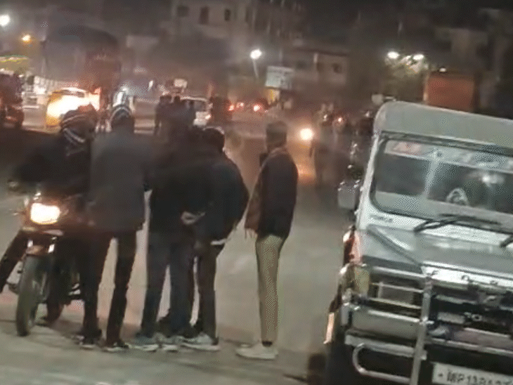 घटना के बाद करणी सेना ने हाईवे पर जाम लगा दिया। भारी पुलिस बल तैनात किया गया है।