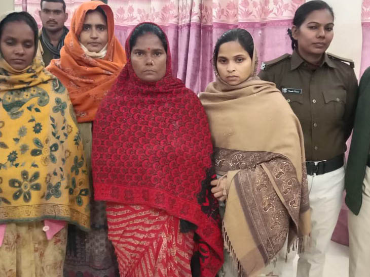 लाल शॉल में मुख्य आरोपी क्रिंता देवी और साथ में अन्य आरोपी।