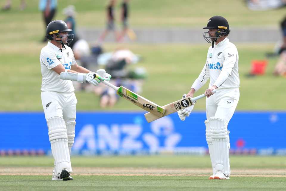 टॉम लैथम और डेवोन कॉन्वे ने मिलकर टेस्ट में 565 रन बनाए। वहीं दोनों के बीच पार्टनरशिप 515 रन की हुई।