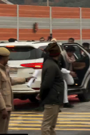 सांसद रवि किशन और सीएम योगी एक ही कार से ओवरब्रिज के उद्घाटन के लिए पहुंचे थे।