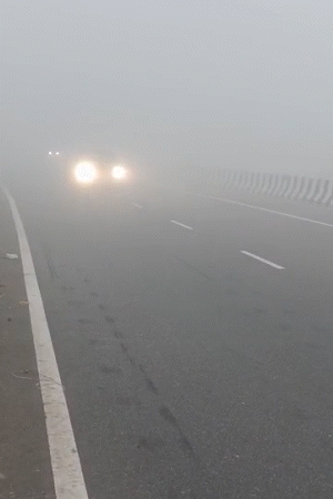 यूपी के कानपुर में रविवार सुबह घने कोहरे की वजह से सड़कों पर कुछ भी दिखाई नहीं दे रहा था। सिर्फ वाहनों की लाइटें नजर आ रही थीं।