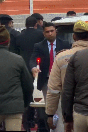 पुलिस और सुरक्षा में तैनात अन्य जवानों ने गाय को घेरकर रोक लिया।