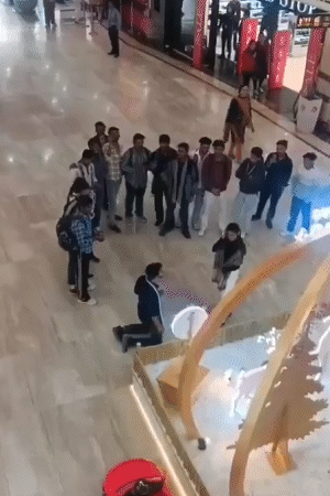 सीन 1 : लड़का घुटनों पर बैठकर लड़की को प्रपोज करता है।