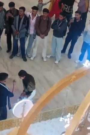 सीन 2 : लड़की ने घुटनों पर बैठकर प्रपोजल एक्सेप्ट किया। फिर लड़के ने उसकी मांग भरी।