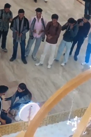 सीन 3 : लड़के और लड़की एक-दूसरे को गले लगा लेते हैं।