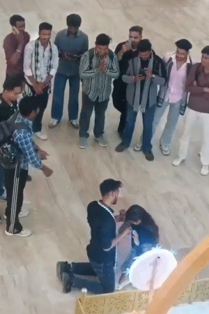 लड़के ने लड़की को मंगलसूत्र भी पहनाया।