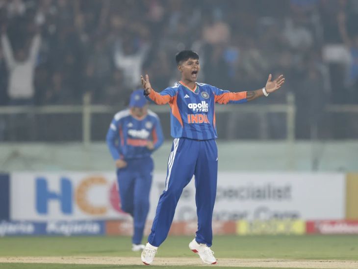 क्रांति गौड़ ने भारत को पहला विकेट दिलाया।