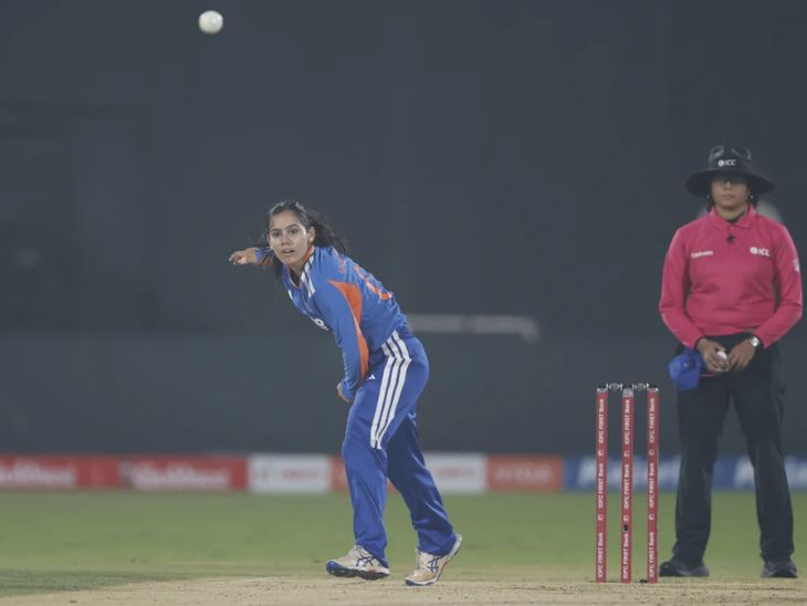 वैष्णवी शर्मा ने भारत के लिए टी-20 डेब्यू किया। उन्होंने 4 ओवर में 16 ही रन दिए।