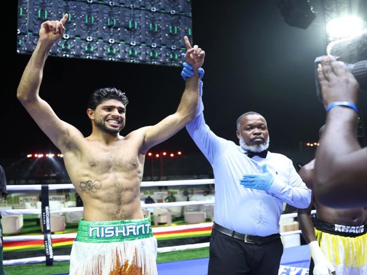 मैच जीतने के बाद निशांत का हाथ उठाकर विजेता घोषित करता रैफरी।