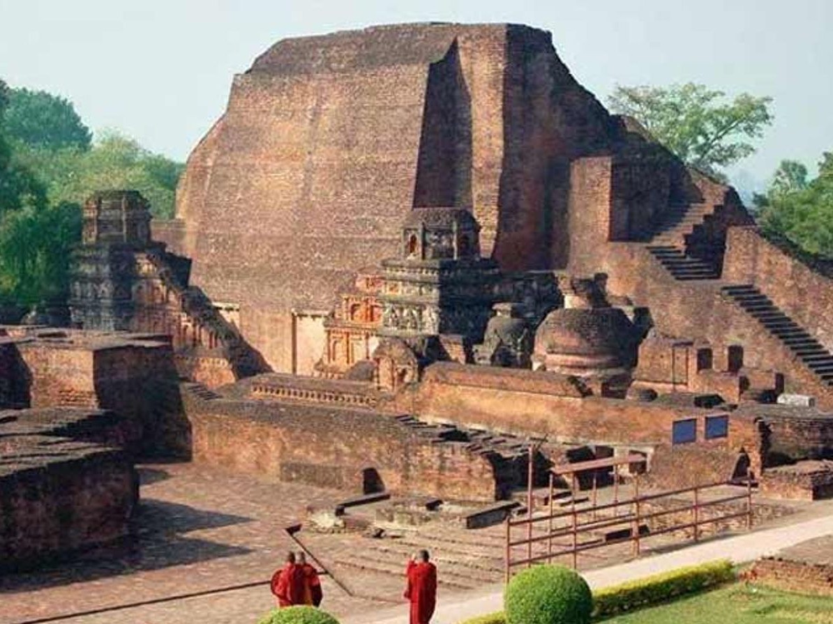 1500 वर्ष पहले नालंदा विश्वविद्यालय जैसे स्थल ज्ञान के तीर्थ हुआ करते
थे, लेकिन वैज्ञानिक सोच के प्रति उदासीनता की वजह से यूरोपीय देश हमसे आगे
निकल गए। - Dainik Bhaskar