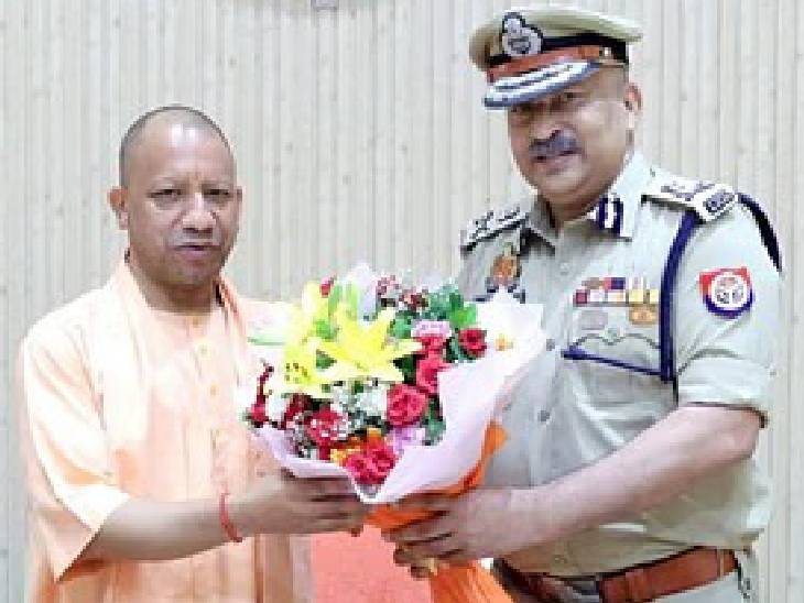 सीएम योगी आदित्यनाथ के साथ डीजीपी राजीव कृष्णा।
