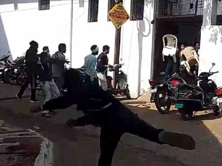 हंगामे की स्थिति बनने पर लोग बाहर भागने लगे।