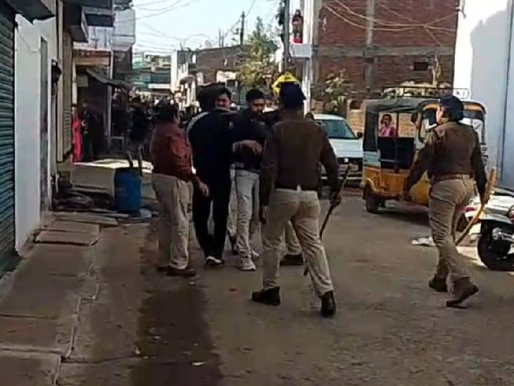 मौके पर पहुंचकर पुलिस बल ने भीड़ को शांत किया।