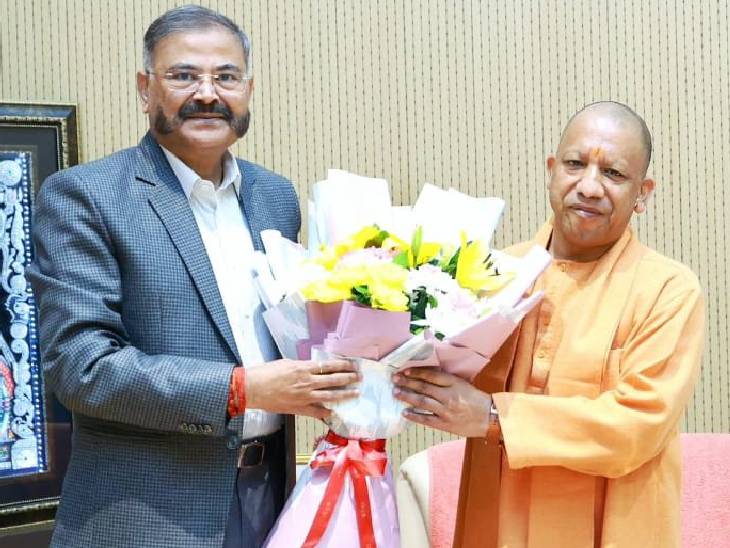 तस्वीर पूर्व डीजीपी प्रशांत कुमार और योगी आदित्यनाथ की है। हाल में प्रशांत कुमार को शिक्षा सेवा चयन आयोग का अध्यक्ष बनाया गया है। प्रशांत कुमार को 2023 में स्पेशल डीजी की रैंक में प्रमोशन मिला था।