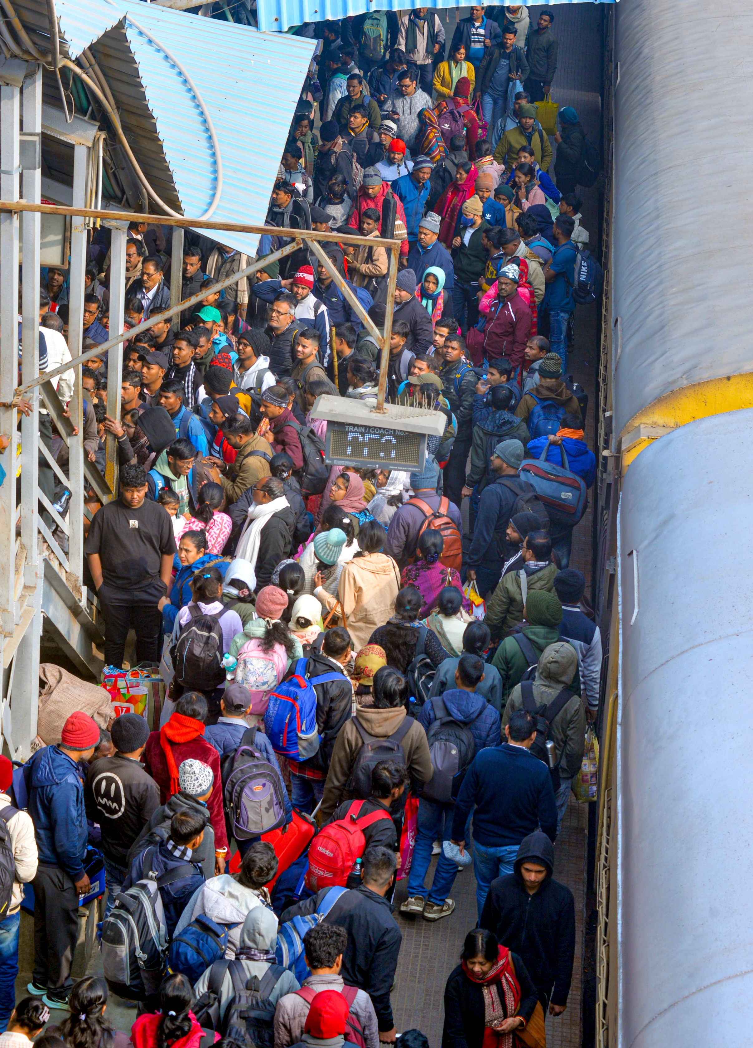 तस्वीर झारखंड के रांची की है। मौसम के कारण कई ट्रेनें लेट होने के कारण रेलवे स्टेशन पर जमा भीड़।