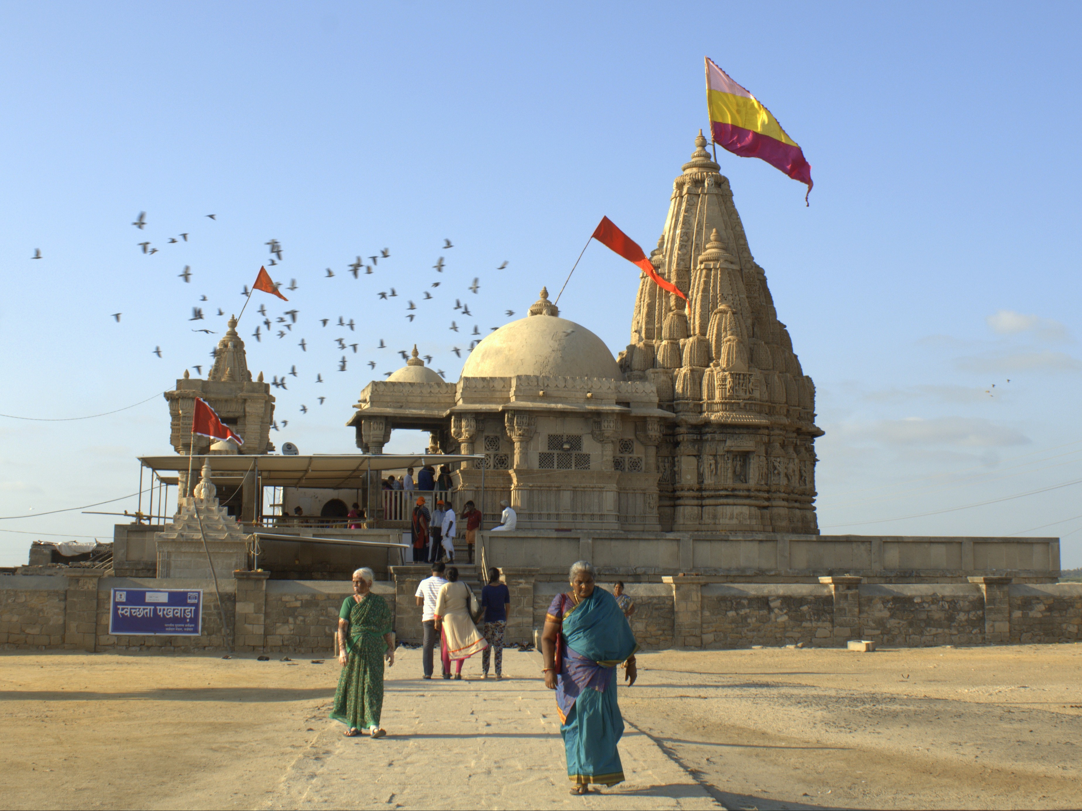 द्वारका के बाहरी क्षेत्र में स्थित रुक्मिणी माता मंदिर। - Dainik Bhaskar