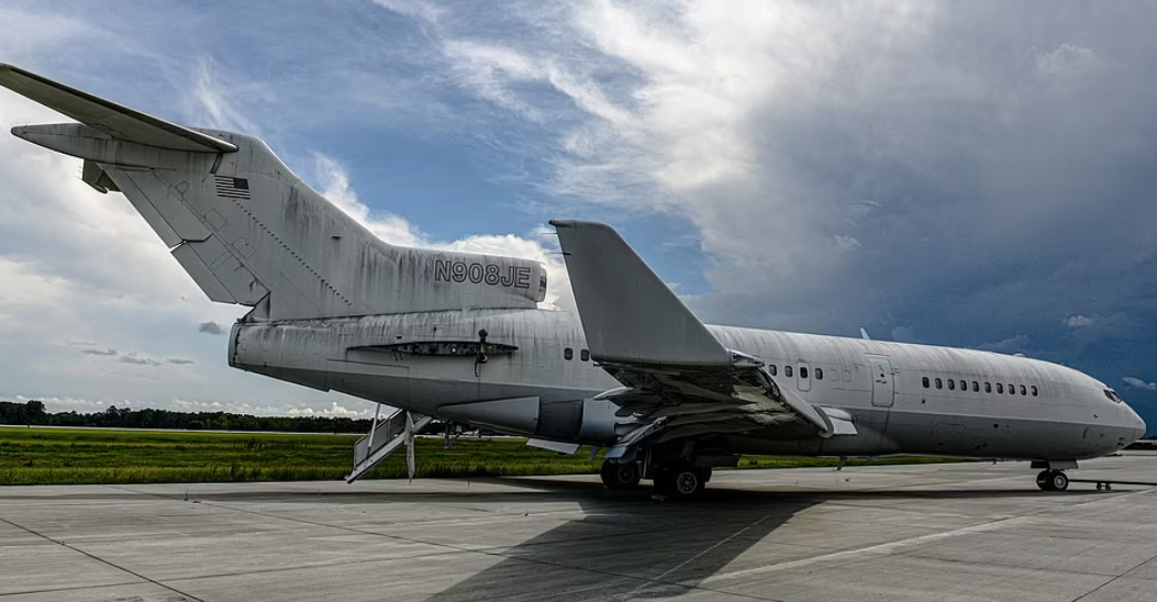 जेफ्री एपस्टीन का विमान लोलिता एक्सप्रेस, ये किशोर लड़कियों को लेकर जाता था। मीडिया रिपोर्ट के मुताबिक ट्रम्प ने भी इस विमान से ट्रैवल किया था।