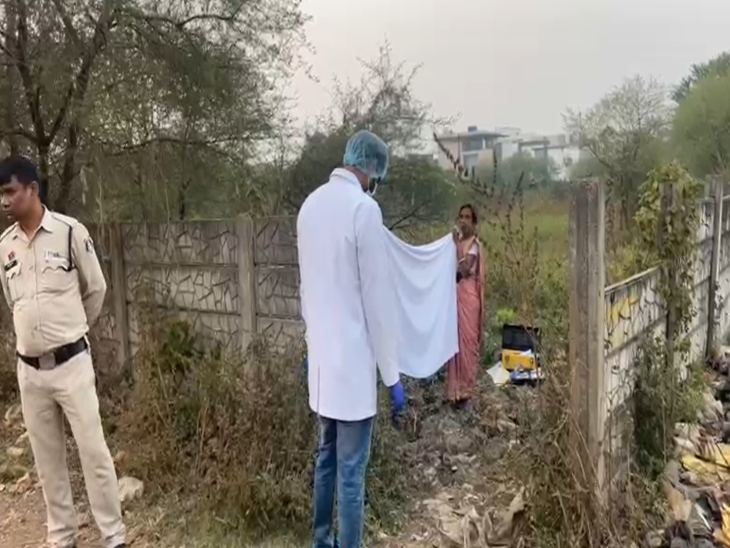 नाबालिग का शव मिलने के बाद जांच करते हुए पुलिस अधिकारी।