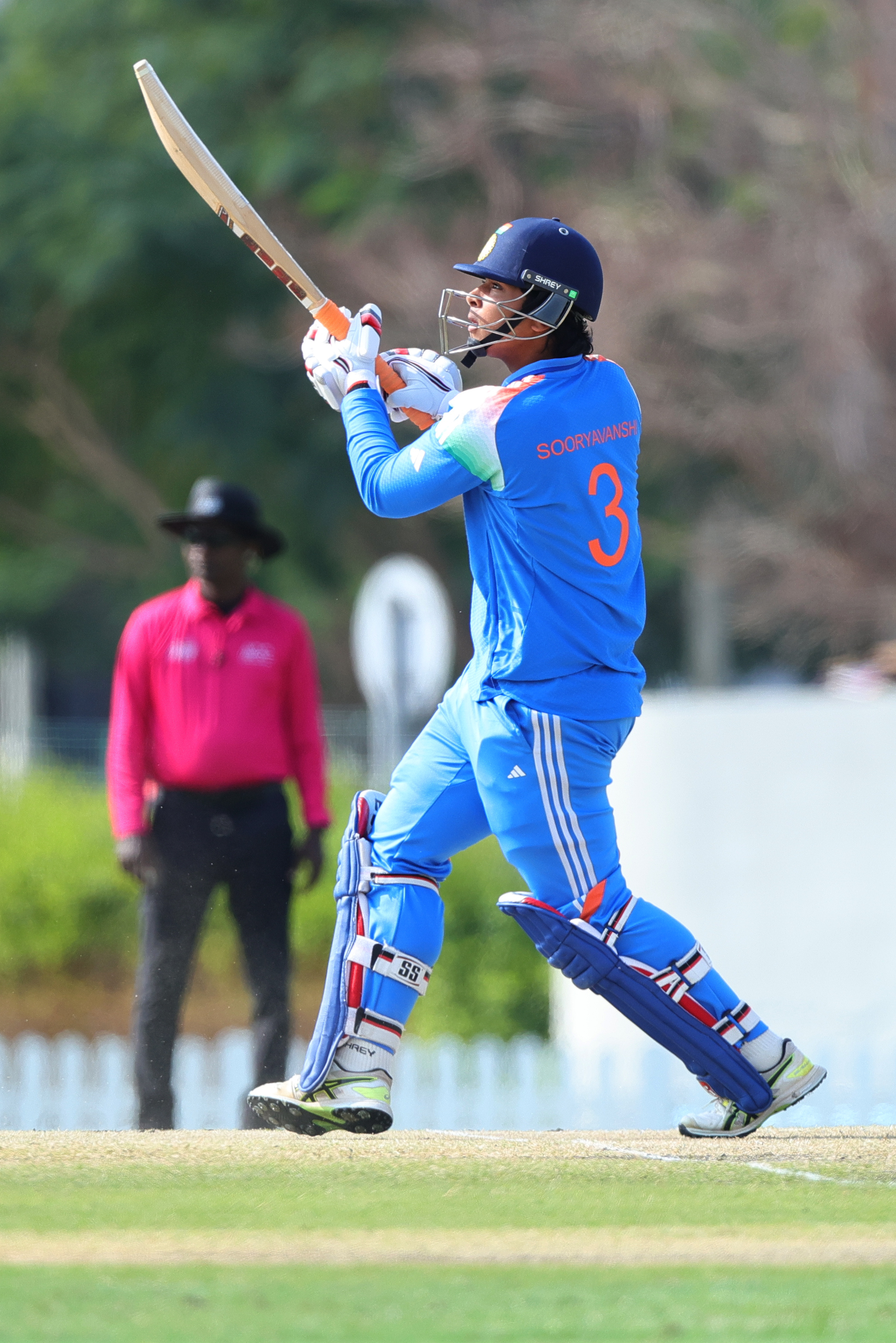 वैभव का कैच अली रजा ने छोड़ा।