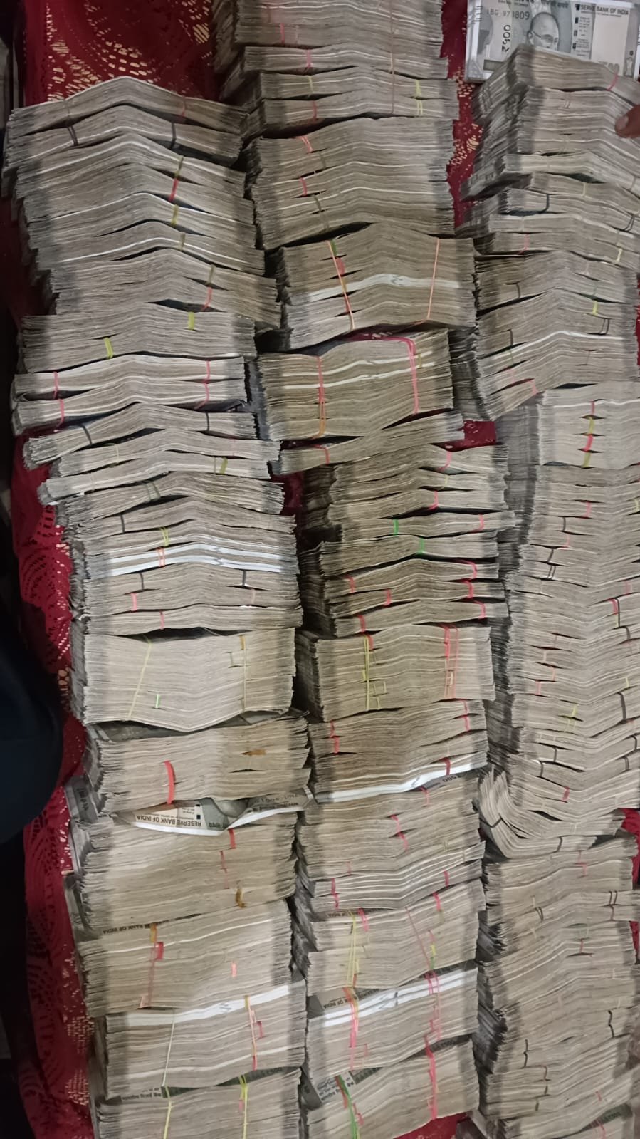 लेफ्टिनेंट कर्नल के घर से बरामद हुआ कैश।