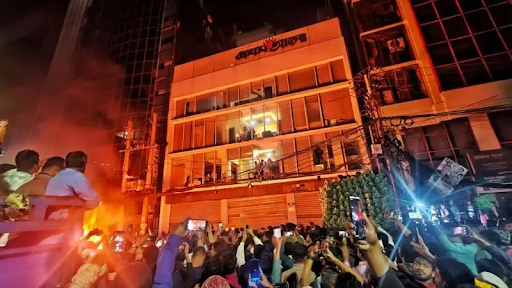 प्रदर्शनकारियों ने गुरुवार रात प्रथोम आलो के दफ्तर में आग लगा दी।