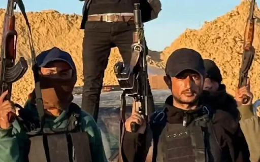 यासर अबू शबाब (दाएं) गाजा में उनके समूह के सदस्य समूह के साथ।