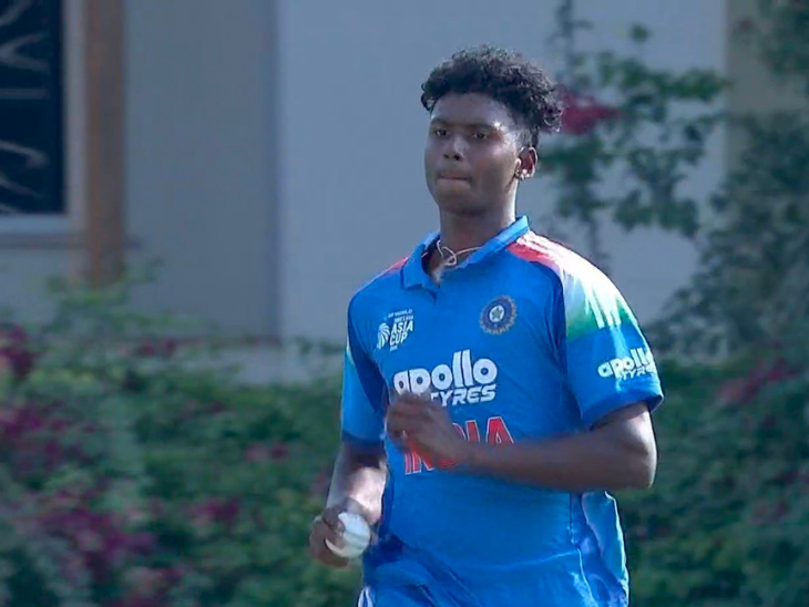 दीपेश देवेंद्रन ने खुद की बॉल पर ही कैच छोड़ दिया।