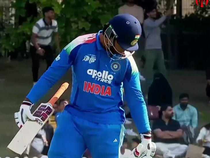 आउट होने के बाद वैभव ने जूते की तरफ इशारा किया।