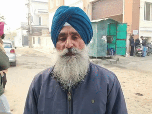 कड़ा-श्री साहिब उतारने के लिए कहने का आरोप लगाते बच्चे के पिता हरजीत सिंह।