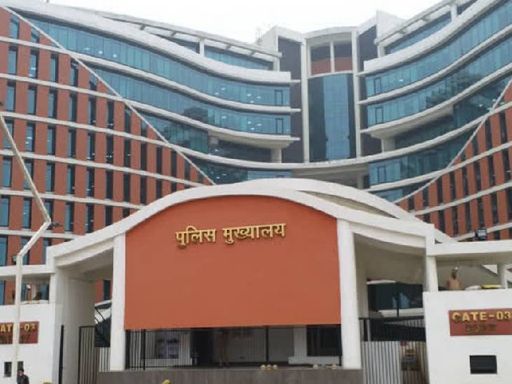 तस्वीर यूपी पुलिस मुख्यालय की है। मौजूदा समय में कई अफसर डीजी बनने की रेस में हैं।