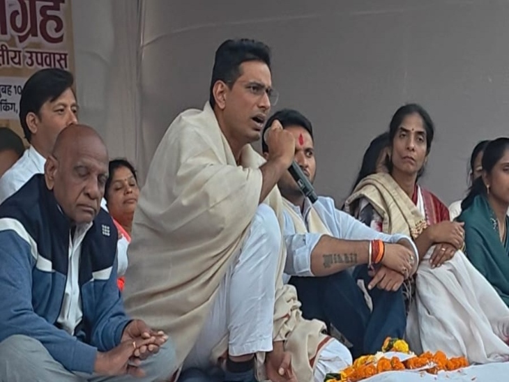 सत्याग्रह के दौरान कार्यकर्ताओं को संबोधित करते विधायक देवेंद्र यादव।