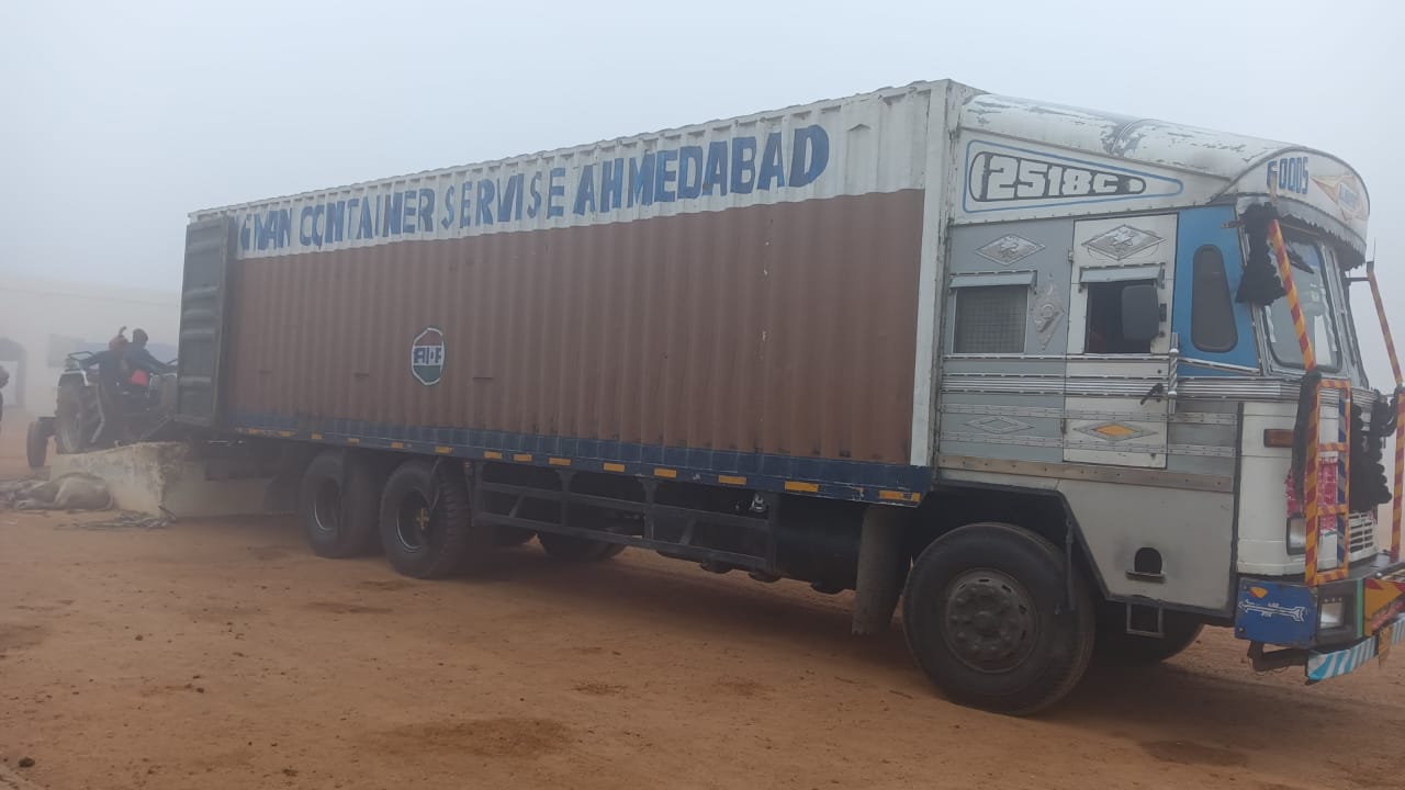 इसी कंटेनर में भर कर ले जाए जा रहे थे मवेशी