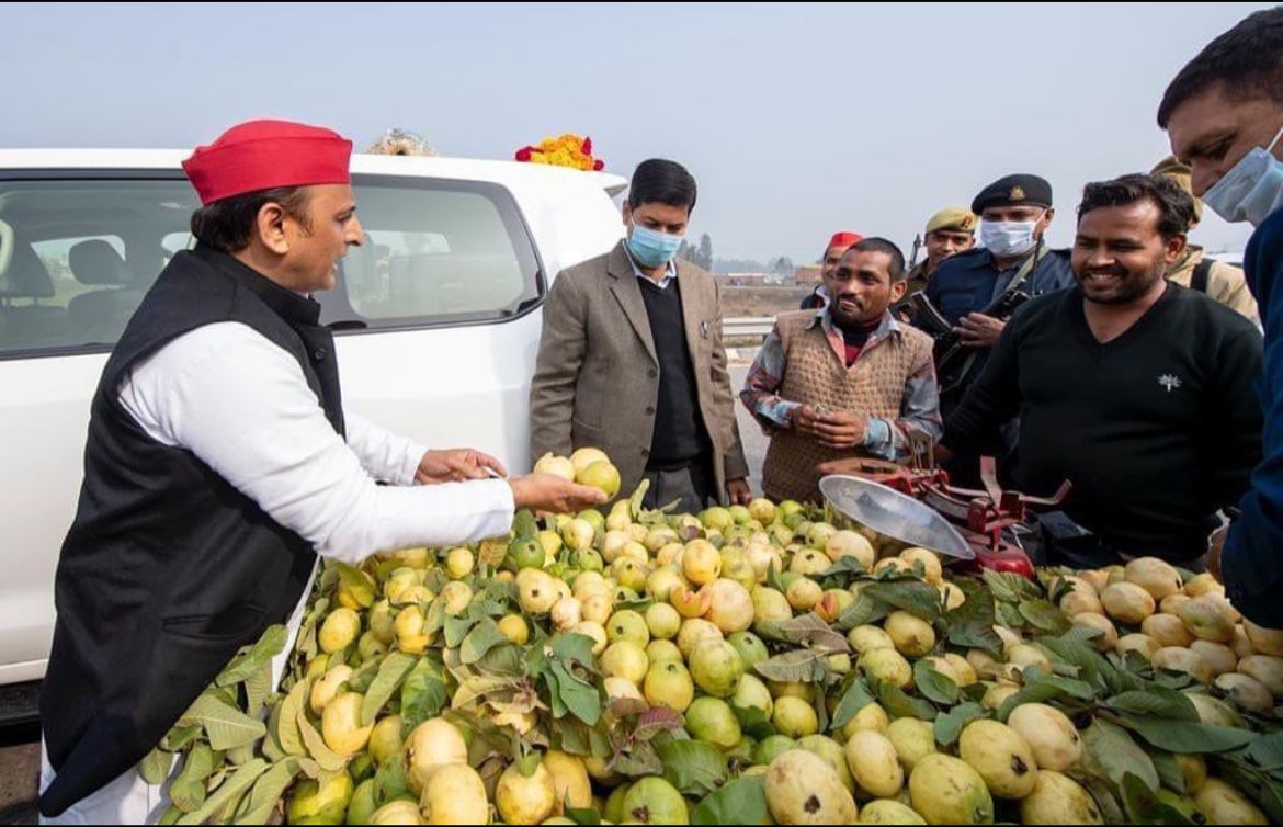 अखिलेश यादव को प्रयागराज का विश्व प्रसिद्द अमरुद बेहद पसंद है।