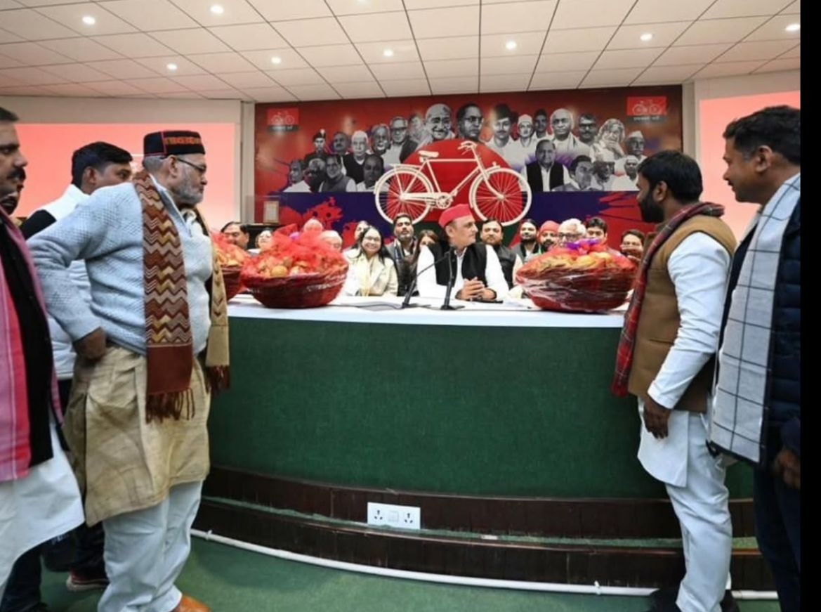 प्रयागराज के सपा नेता संदीप यादव प्रयागराज से अमरुद लेकर अखिलेश यादव के पास पहुंचे थे।