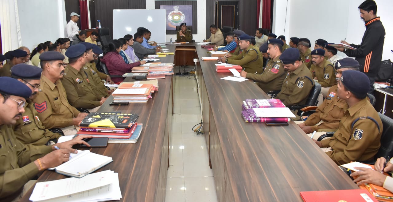 समीक्षा बैठक में पुलिस कार्यालय के समस्त शाखा के लिपिक, समस्त राजपत्रित अधिकारियों के रीडर तथा समस्त थाना और चौकी के मुंशी मददगार एवं रीडर उपस्थित थे।