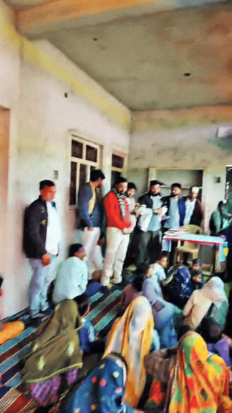 मौके पर गांव के लोग भी उपस्थित मिले।