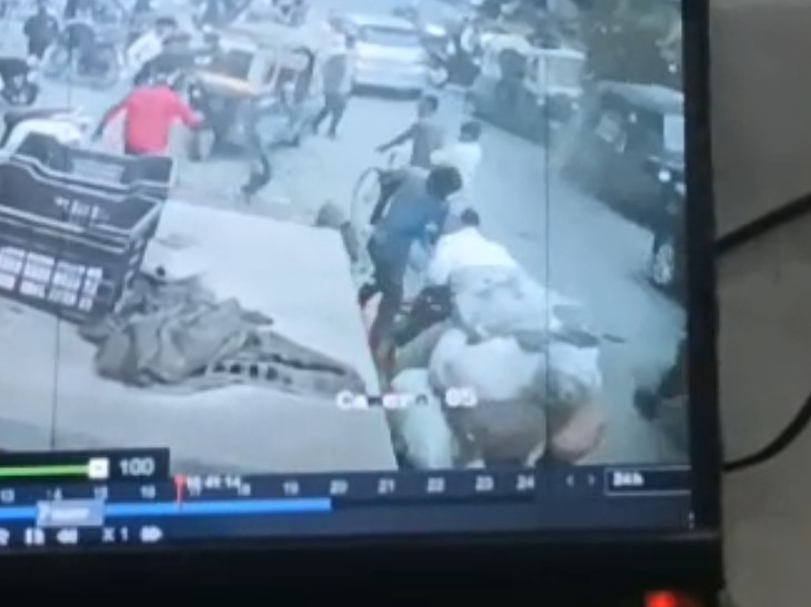 फरीदाबाद में युवक पर लाठी-डंडों से पीटा, गंभीर:  CCTV में कैद हुई वारदात: पुरानी रंजिश में 10-12 युवकों ने किया हमला – Ballabgarh News