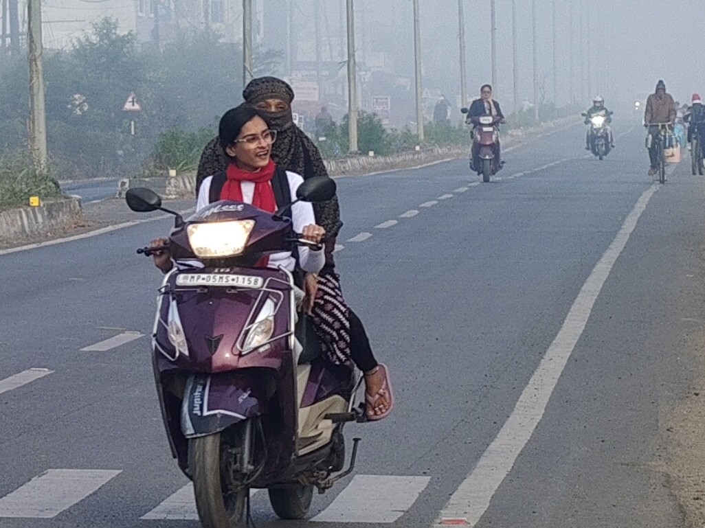 सोमवार सुबह के वक्त कोहरा छाया रहा।