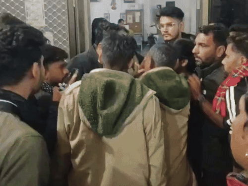 फोटो मंदिर के अंदर बने कॉरिडोर की तरफ का है। मारपीट के बाद वहां श्रद्धालुओं की भीड़ जमा हो गई थी।