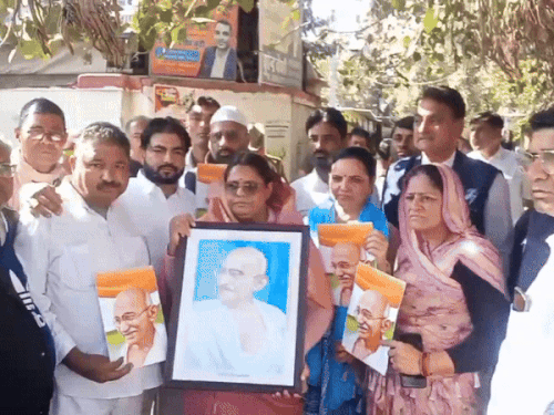 कांग्रेसी कार्यकर्ताओं ने डाक बंगले से जिला कलेक्ट्रेट तक महात्मा गांधी का फोटो हाथों में थाम कर आक्रोश रैली निकाली।