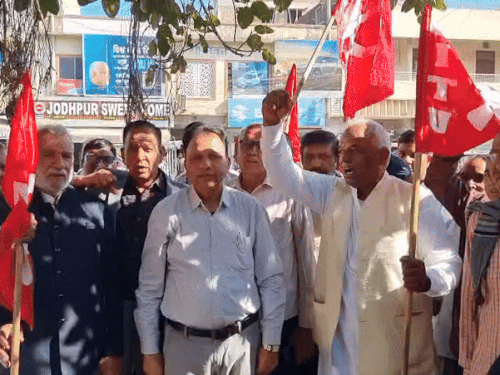 सीकर कलेक्ट्रेट के बाहर नारेबाजी करते सांसद अमराराम व अन्य सदस्य।