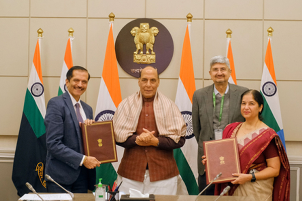 नई दिल्ली में रक्षा मंत्री राजनाथ सिंह की उपस्थिति में ये डील हुई।