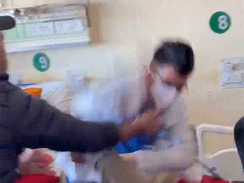 इलाज के दौरान डॉक्टर और मरीज में हाथापाई