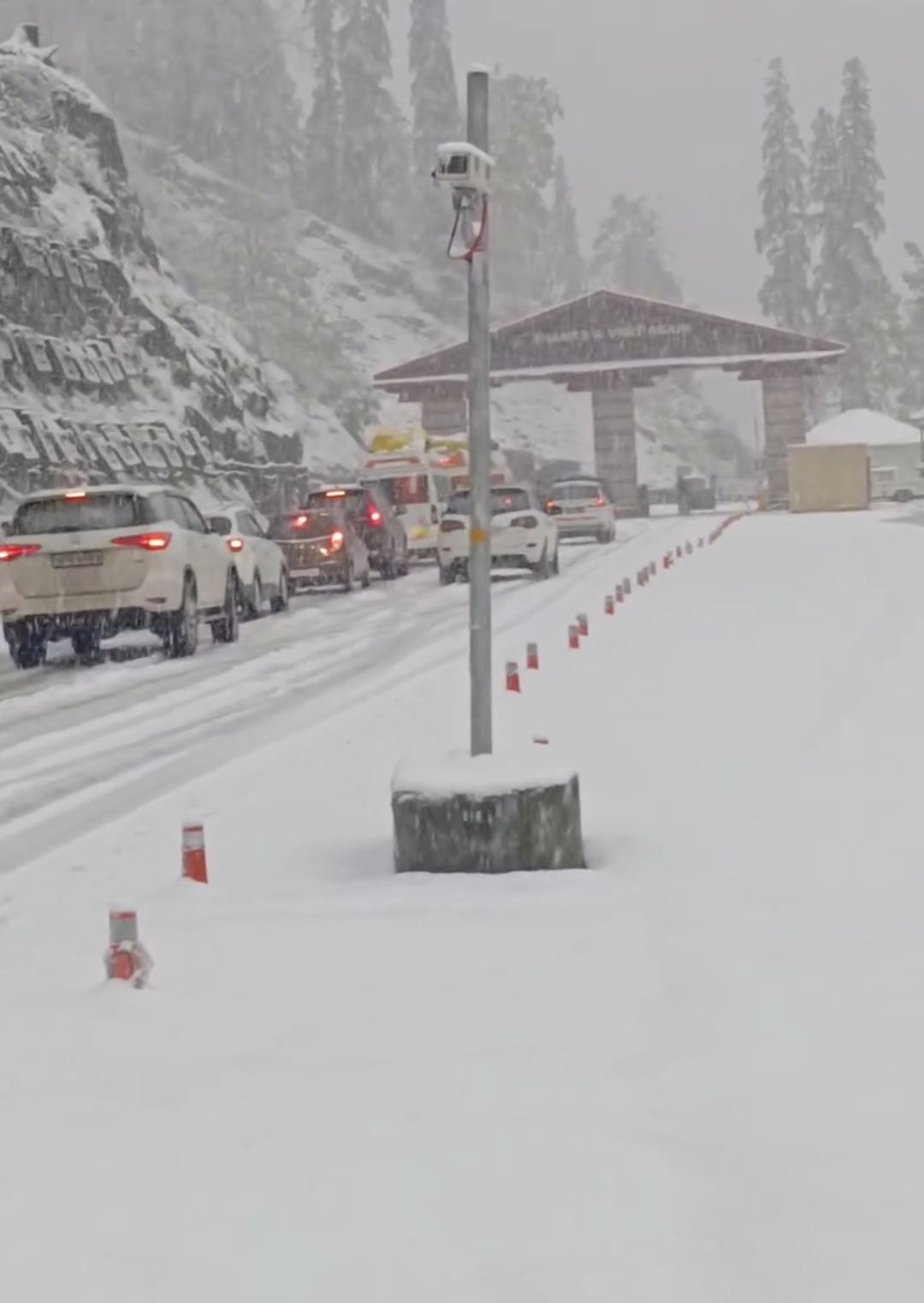 अटल टनल रोहतांग में ताजा हिमपात।