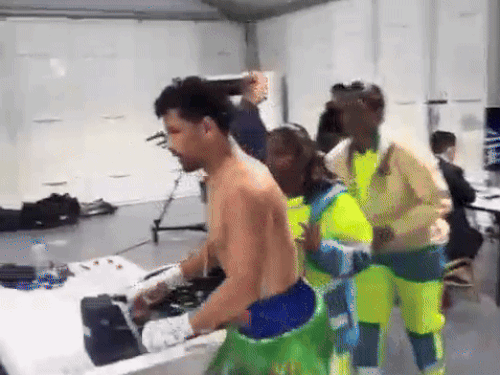 पानी की बोतल फेंकने के बाद रैपर एंथनी टेलर के पीछे जाता नीरज गोयत।