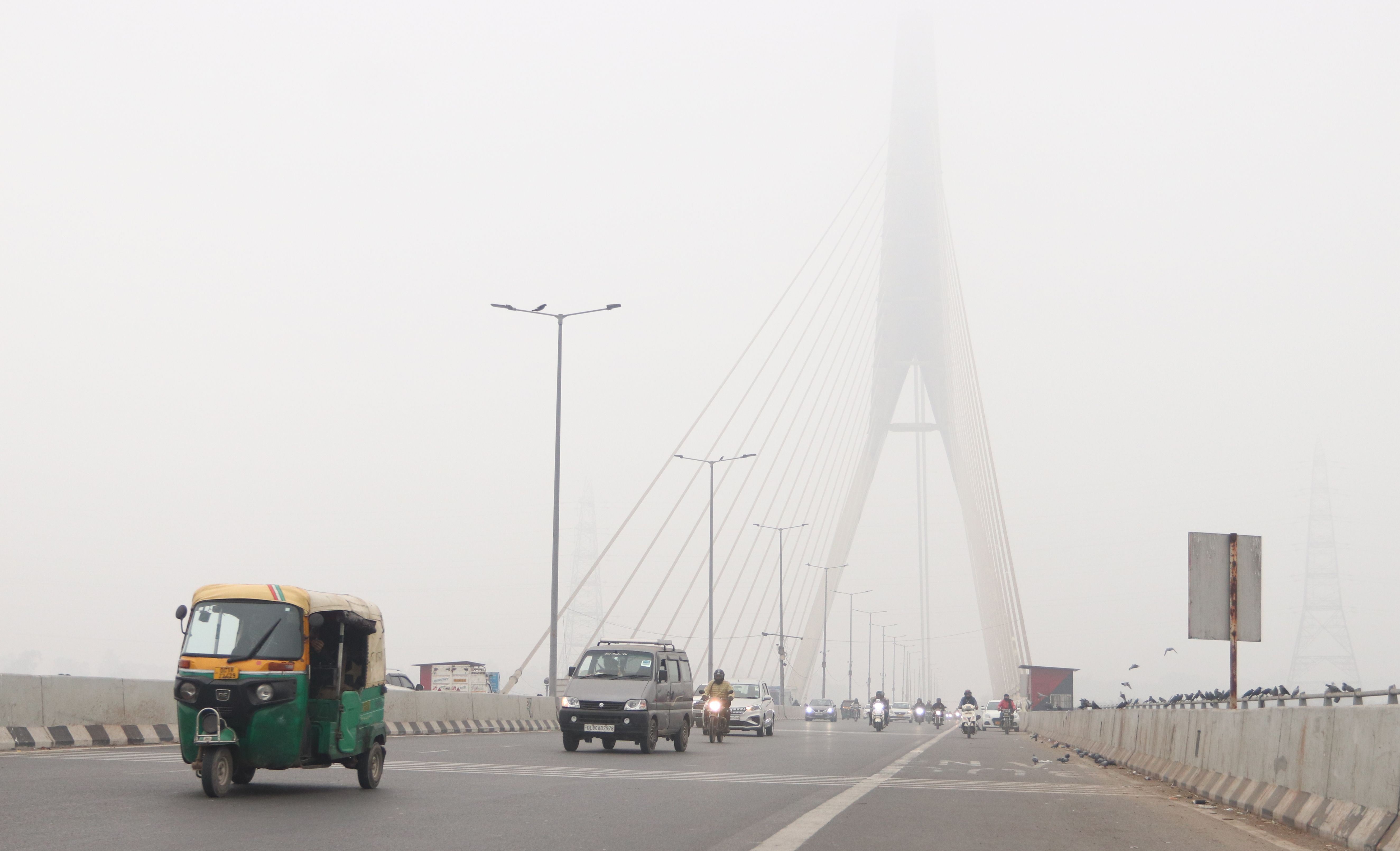 स्मॉग की वजह से दिल्ली का सिग्नेचर ब्रिज भी लगभग दिखना बंद हो गया।