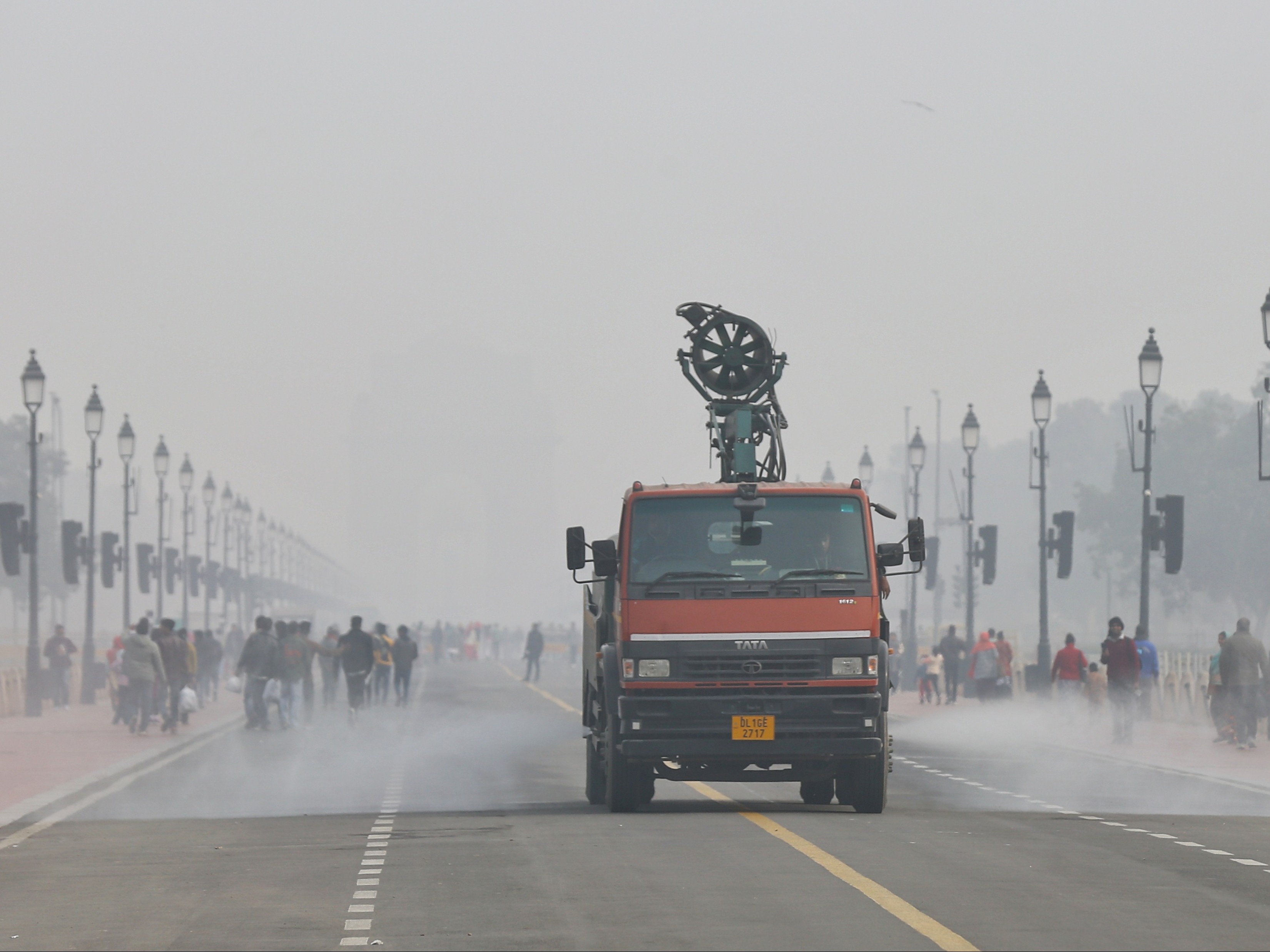 प्रदूषण कम करने के लिए दिल्ली में कर्तव्य पथ पर पानी का छिड़काव किया गया। - Dainik Bhaskar